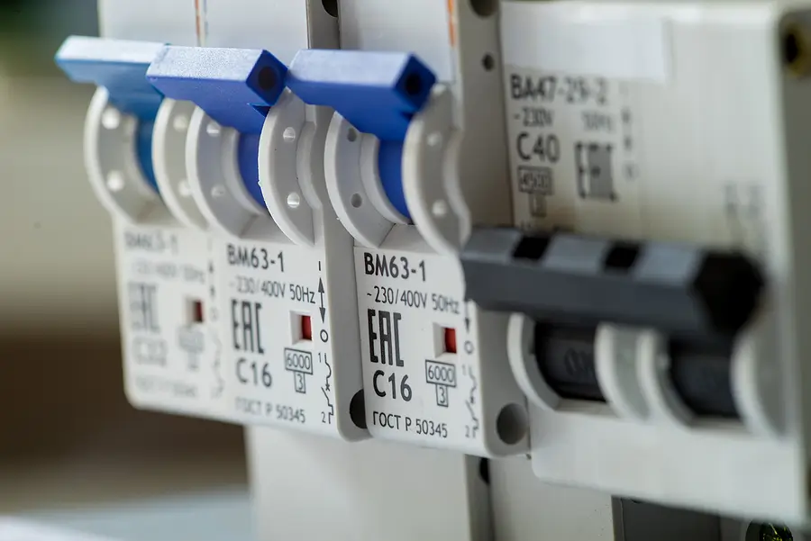 Spotting the Sparks: The Symptoms of a Bad Circuit Breaker and How to Fix it